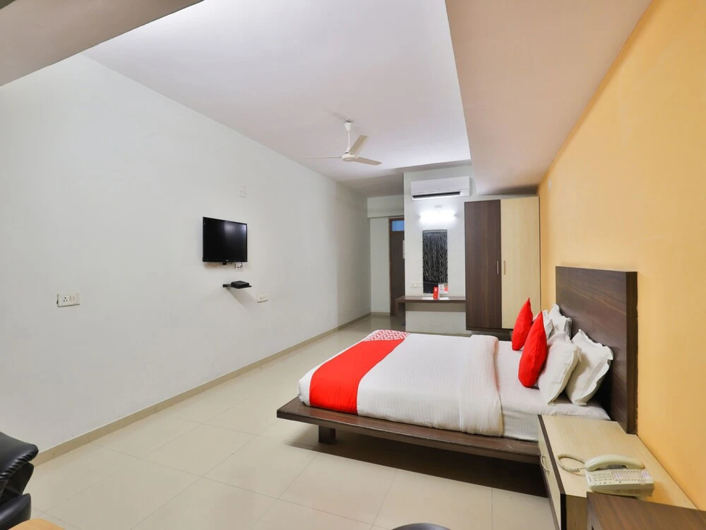 Capital O 16350 Infocity Club And Resort