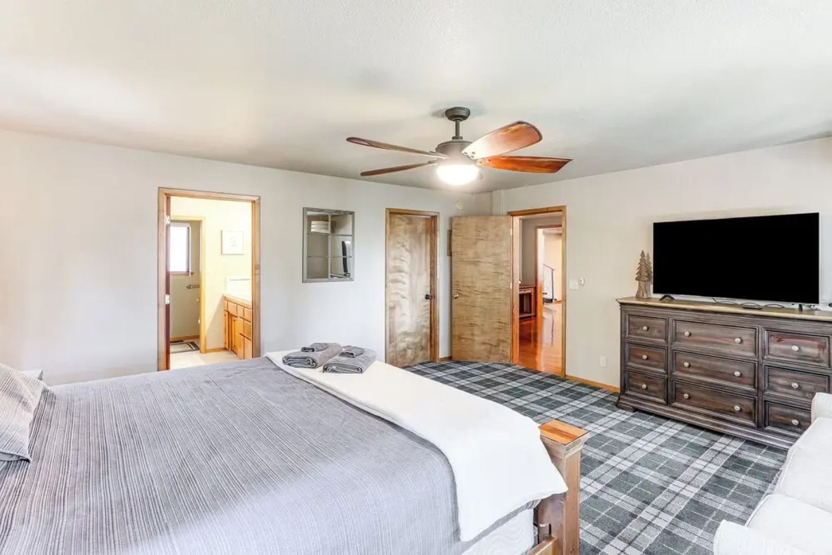 Spacious Retreat w/ Backyard: 1 Mi to Lake Almanor