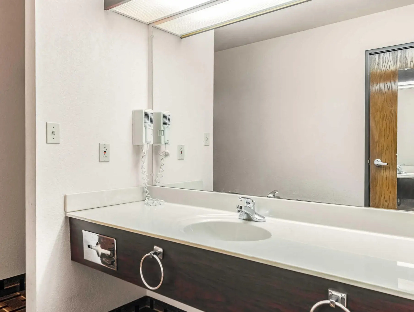 Econo Lodge Inn & Suites