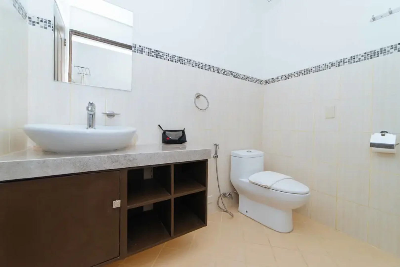 RedDoorz Premium @ Sta Rosa Tagaytay Road