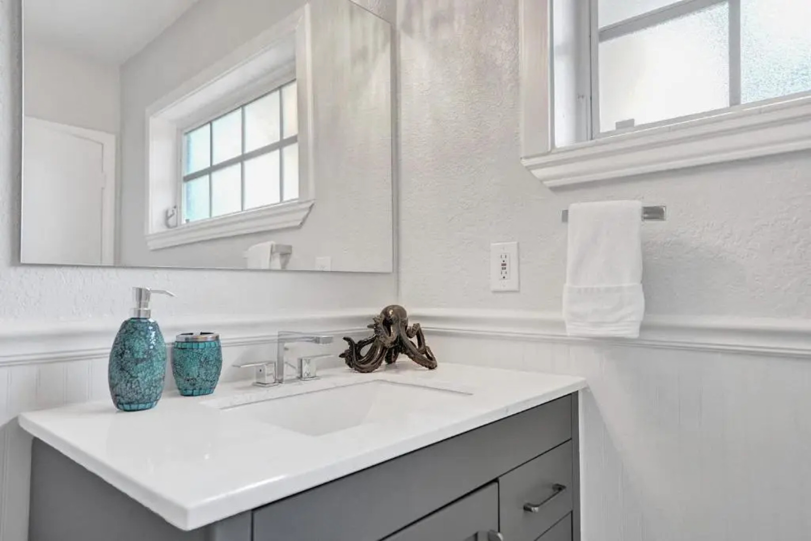 Modern 4bdr Home With Pool By The Beach