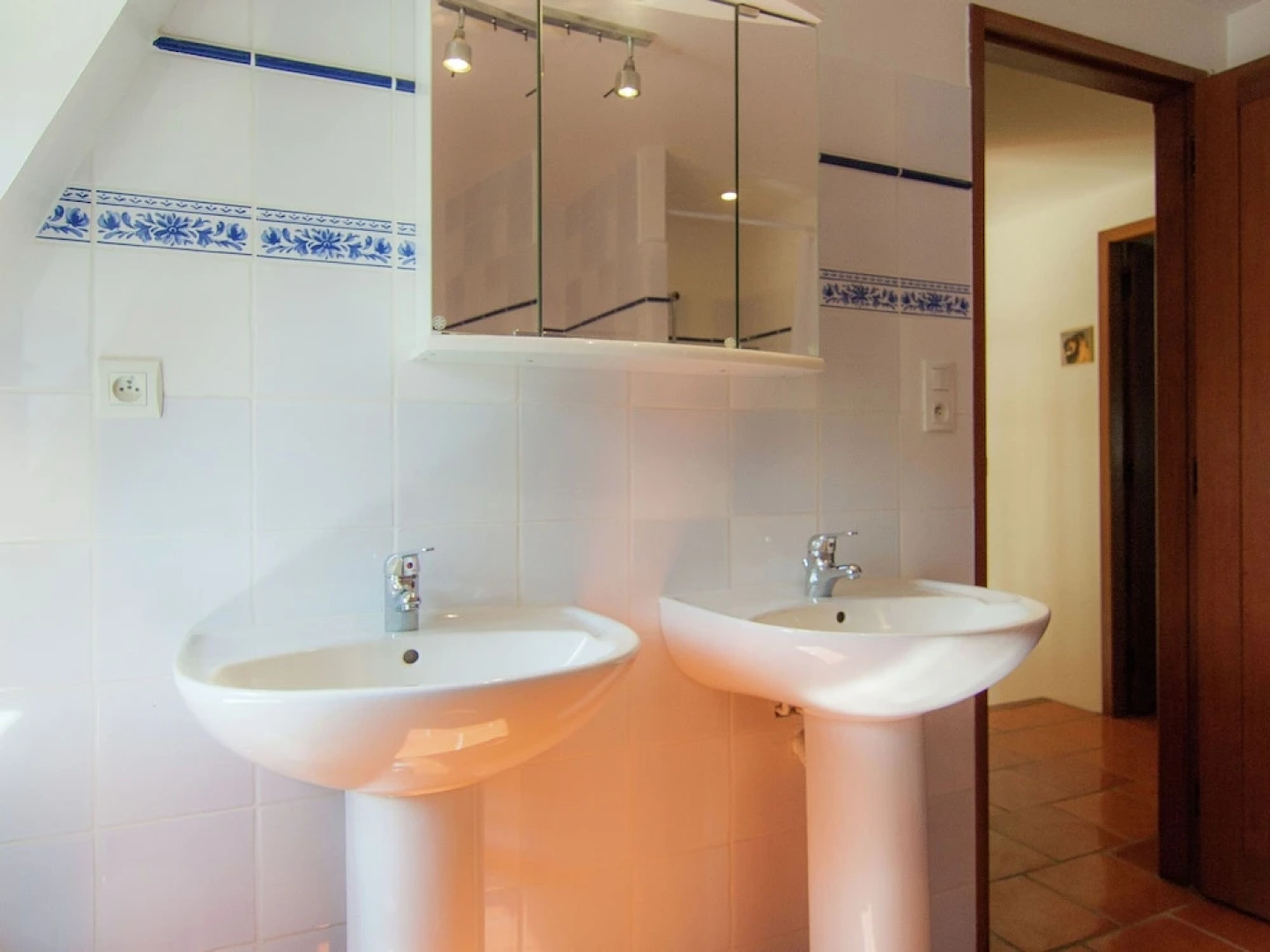 Exquisite Holiday Home in Issac With Swimming Pool