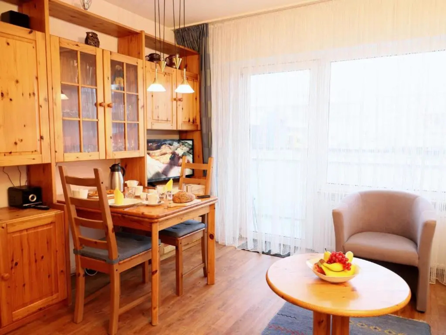 Freundliches 2-Zimmer-Appartement mit Kieferneinrichtung und einem Balkon.