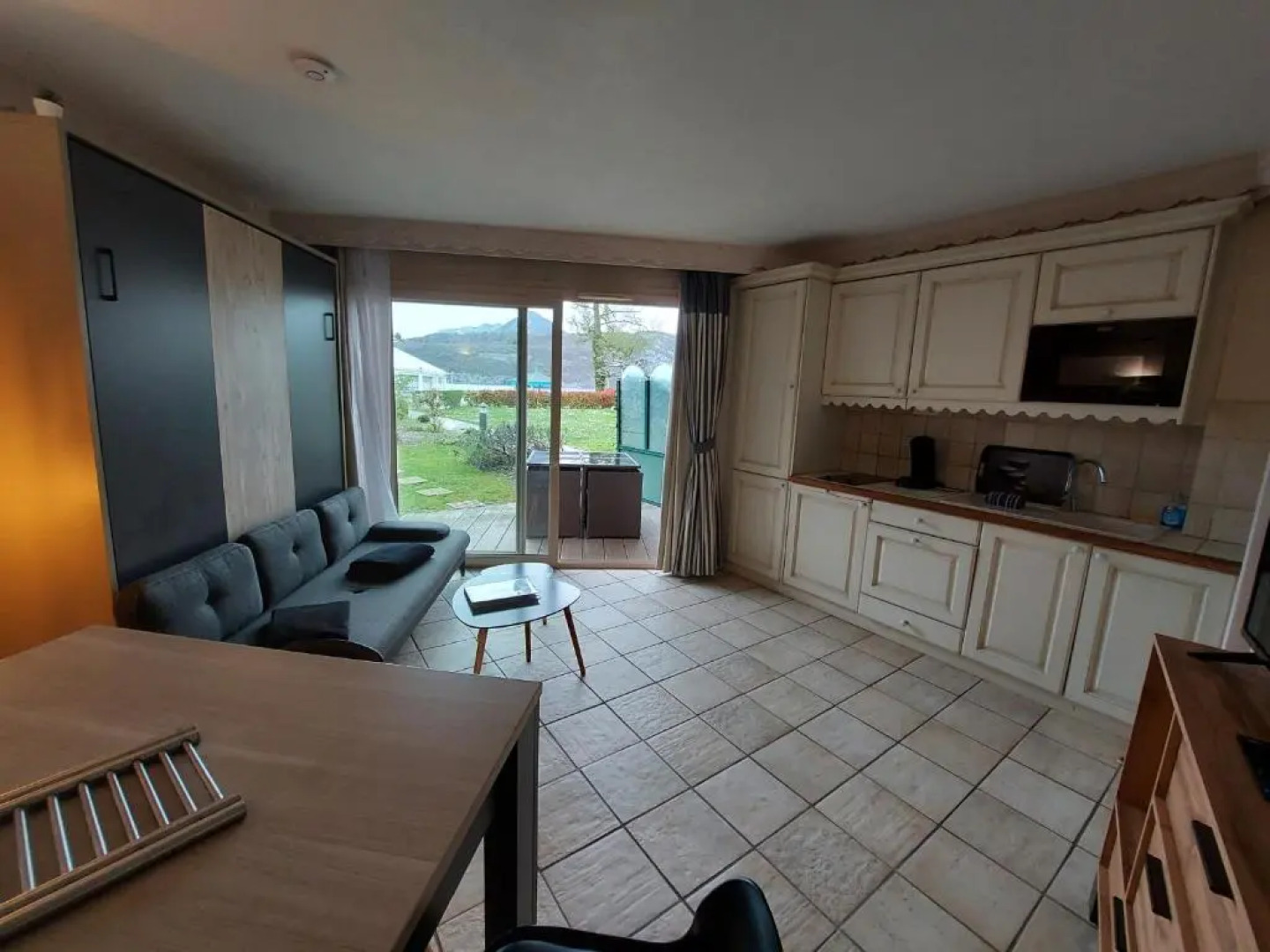 Rare : au bord du lac d’Annecy, cosy appartement en rez de jardin avec terrasse privative