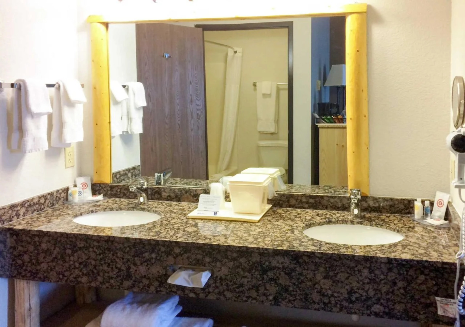 Antler Lodge - Gardiner MT