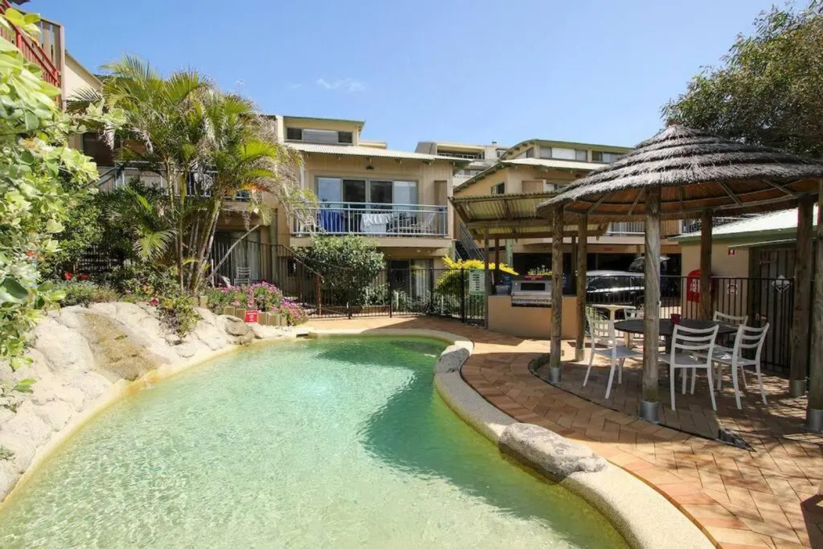 SHEOAKS - Funky 2 bed unit + 100m to beach + pool