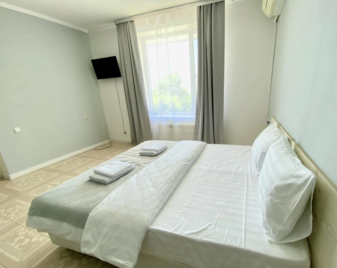 Апарт-отель F1 с бассейном