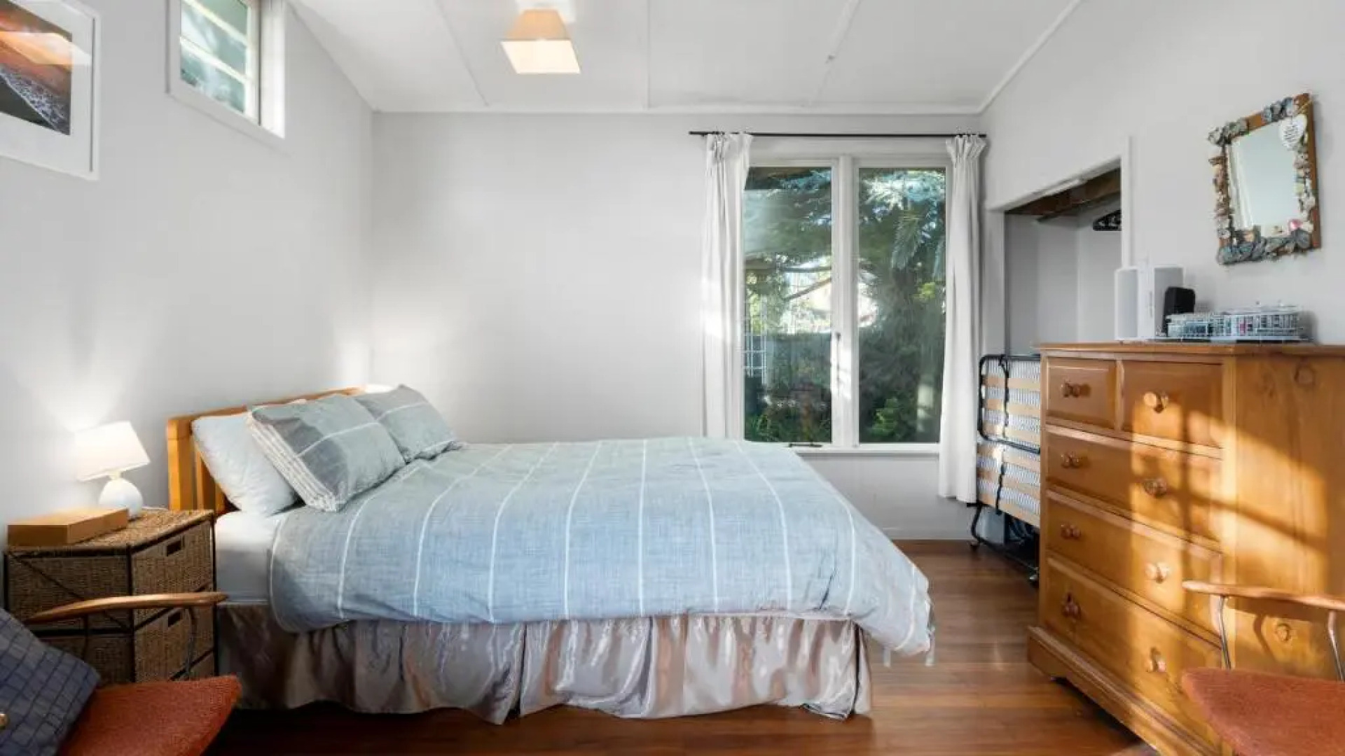 The Little Blue Bach - Waikanae Beach Holiday Home