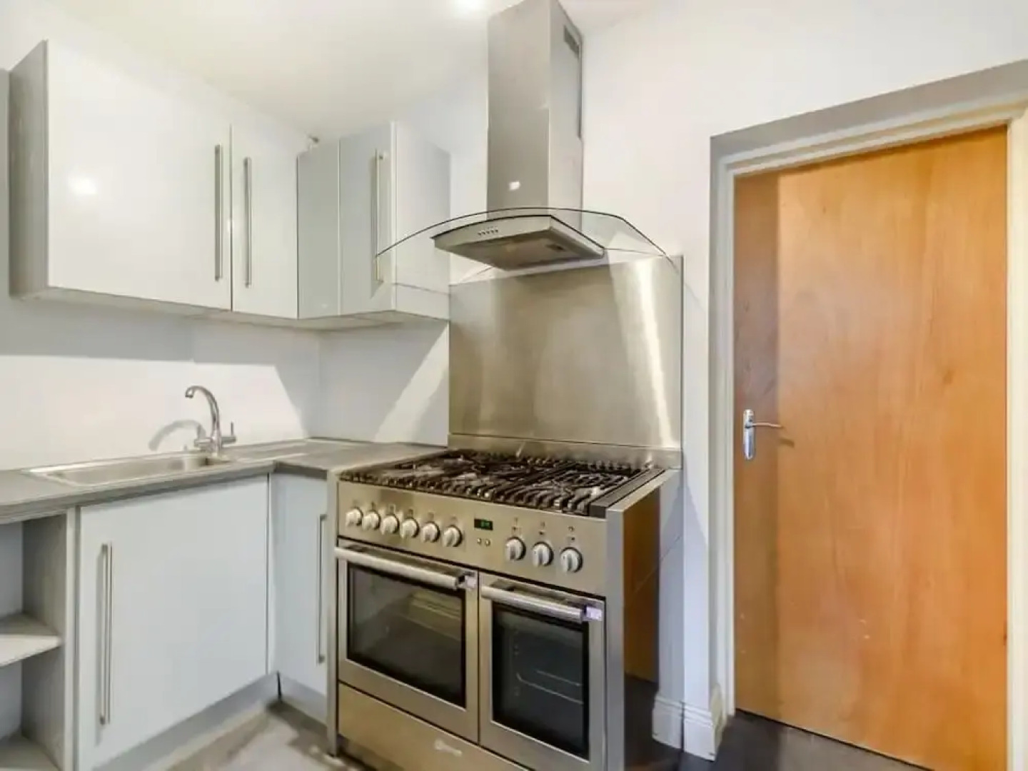 6 Bed House - Sleeps 11 - Pets - Garden - Parking