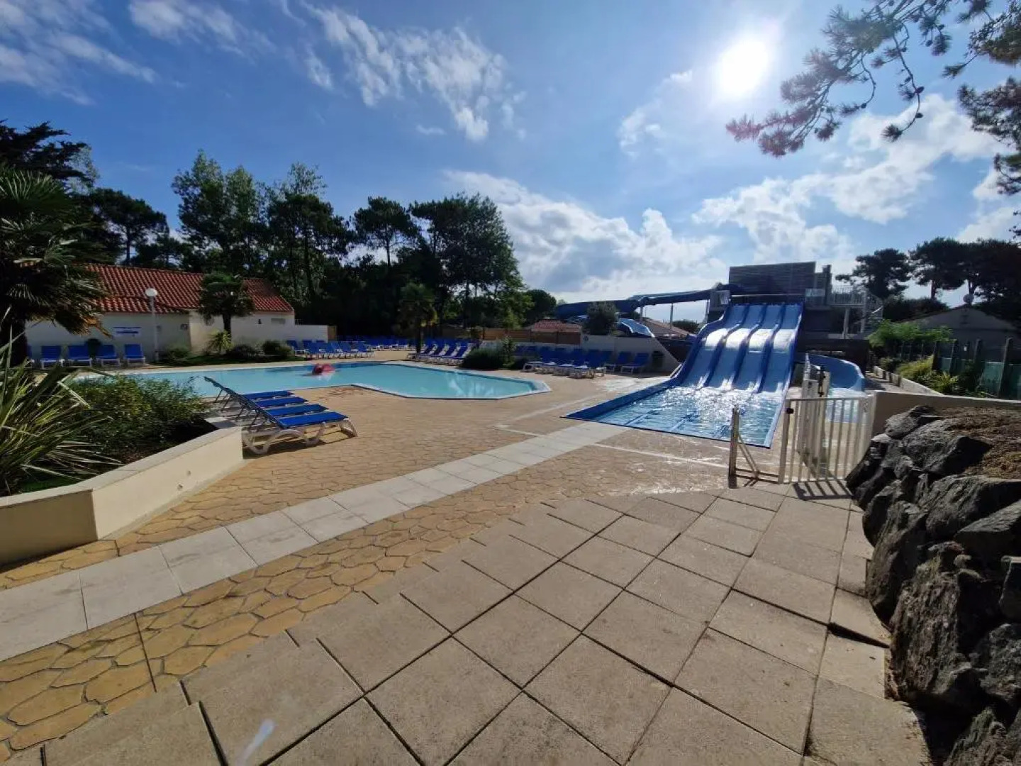 Bungalow neuf 3 chambres avec piscines partagées dans un camping-club vacances haut de gamme