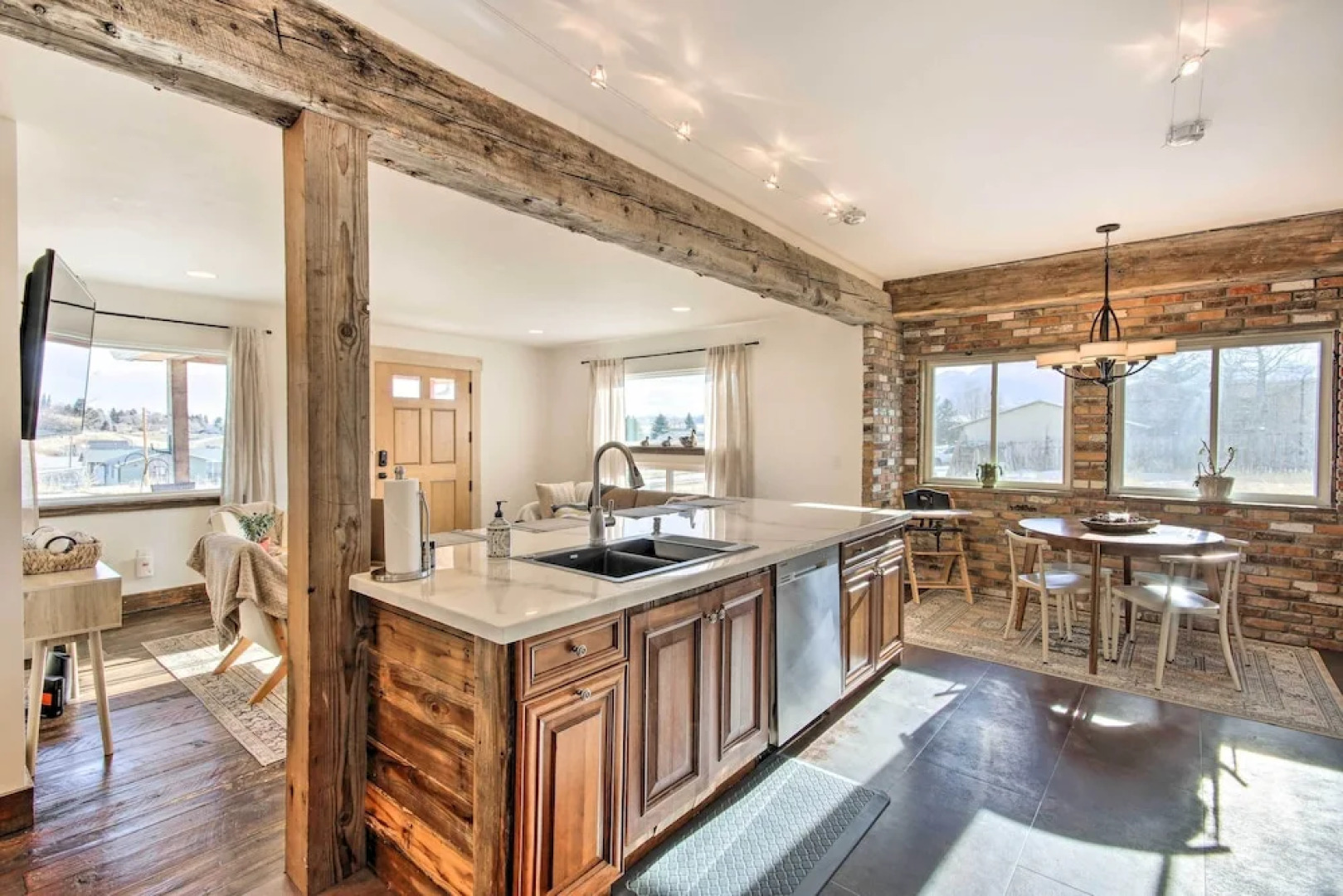 Beautiful Livingston Home w/ Mountain Views