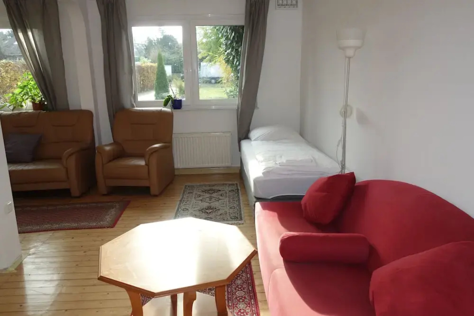 Tolstov-Hotels Large 3 Room Apartment with Garden