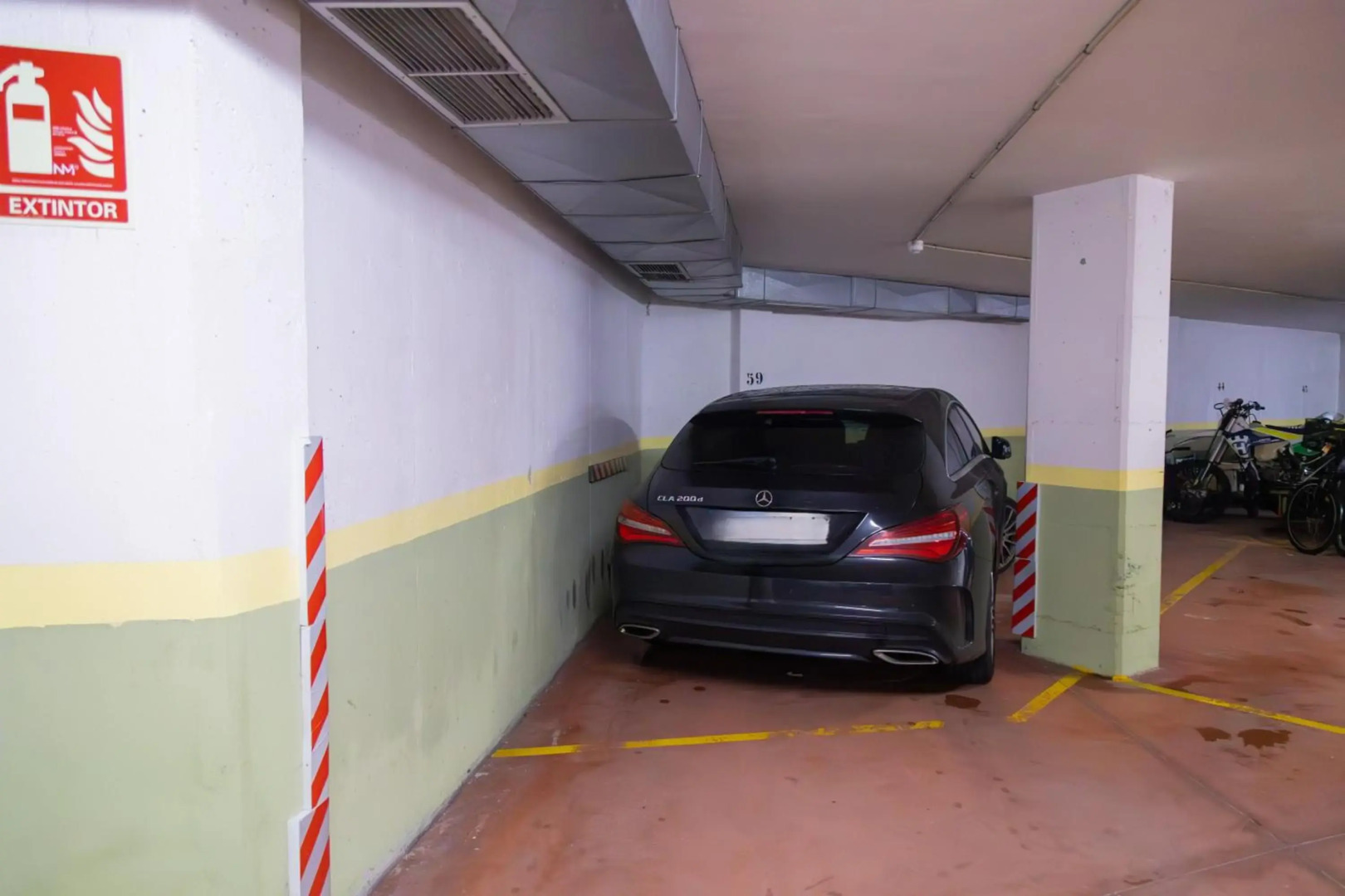 Apartamento completo, amplio, muy iluminado y con plaza de garaje incluida.