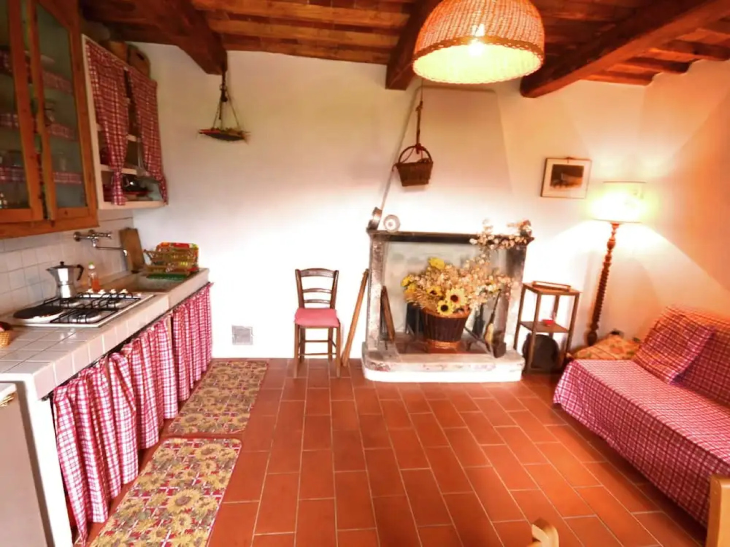 Vintage Cottage in Pescia with Hot Tub