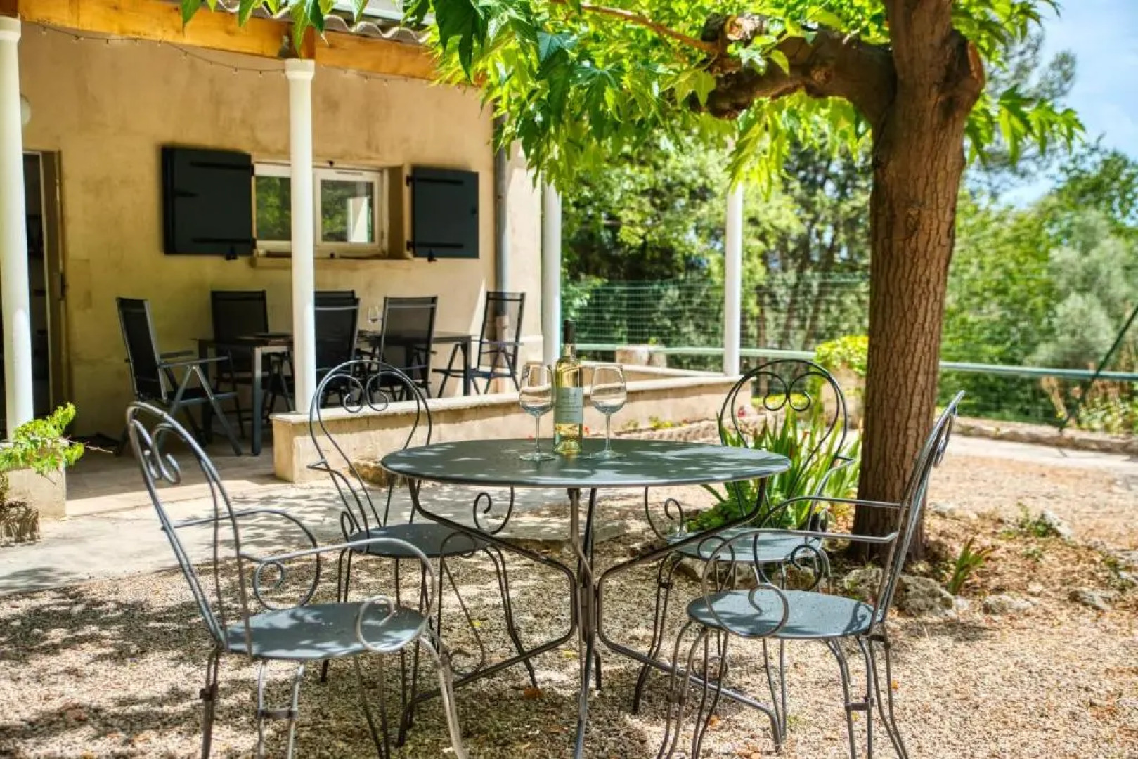 Spacious apartment in a villa with terrace and garden in Ventabren