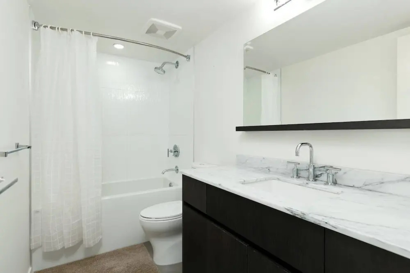 Convenient 2bdr 2BA Richmond Centre Condominium