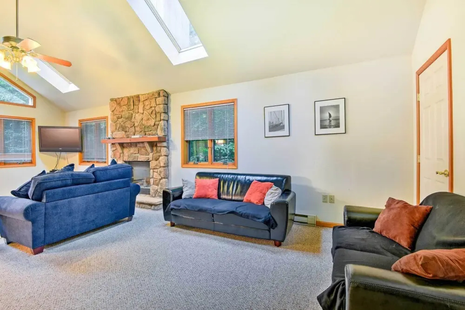 Walk to Beach: Beautiful Lake Naomi Retreat!