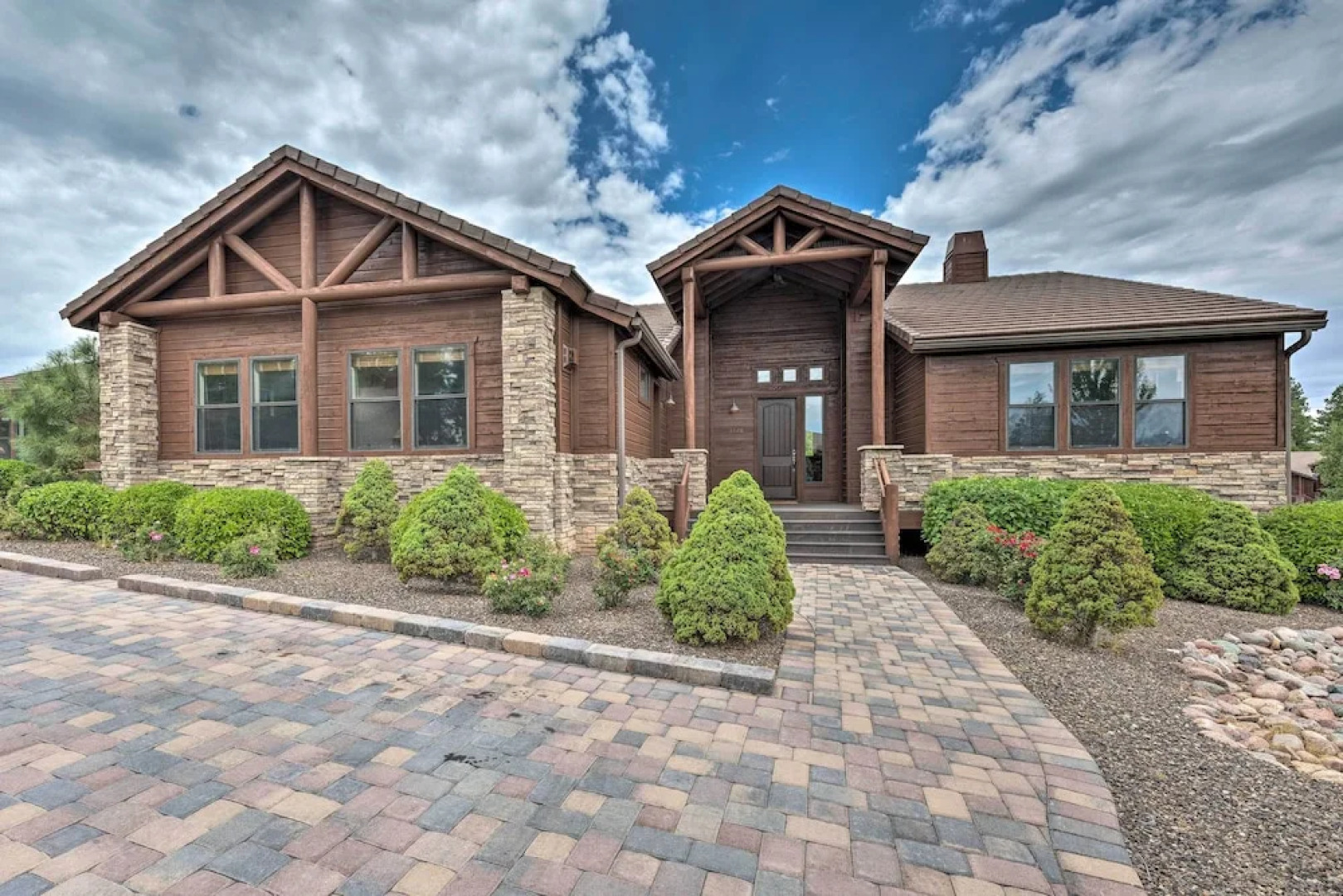 Unwind Fireside: Dog-friendly Show Low Townhome!