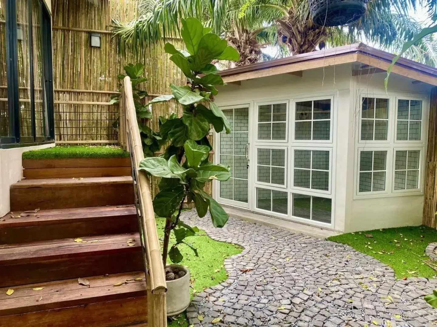 The Country Lake View Hotel