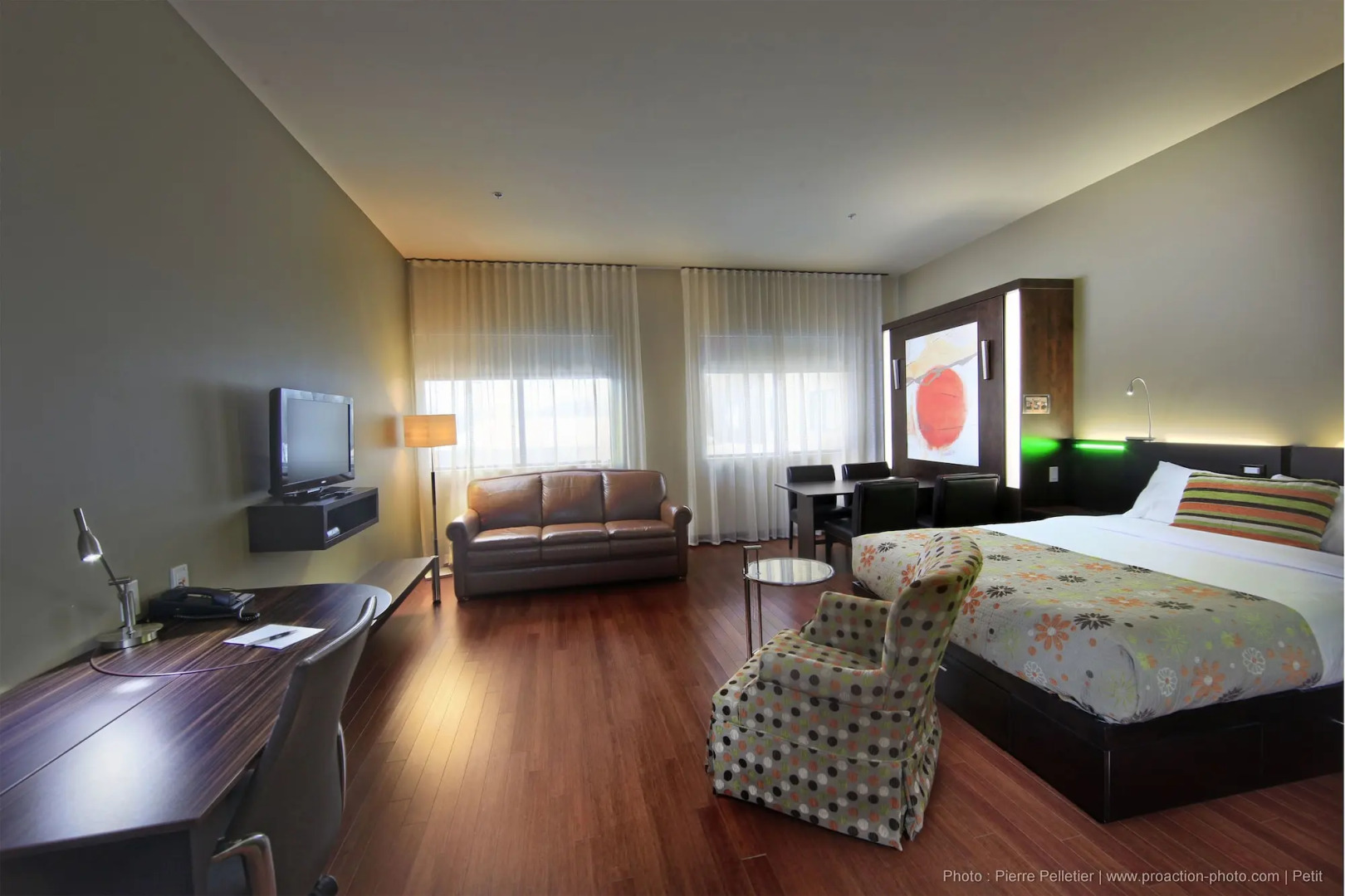 Hôtel Must –  Aéroport de Québec par JARO