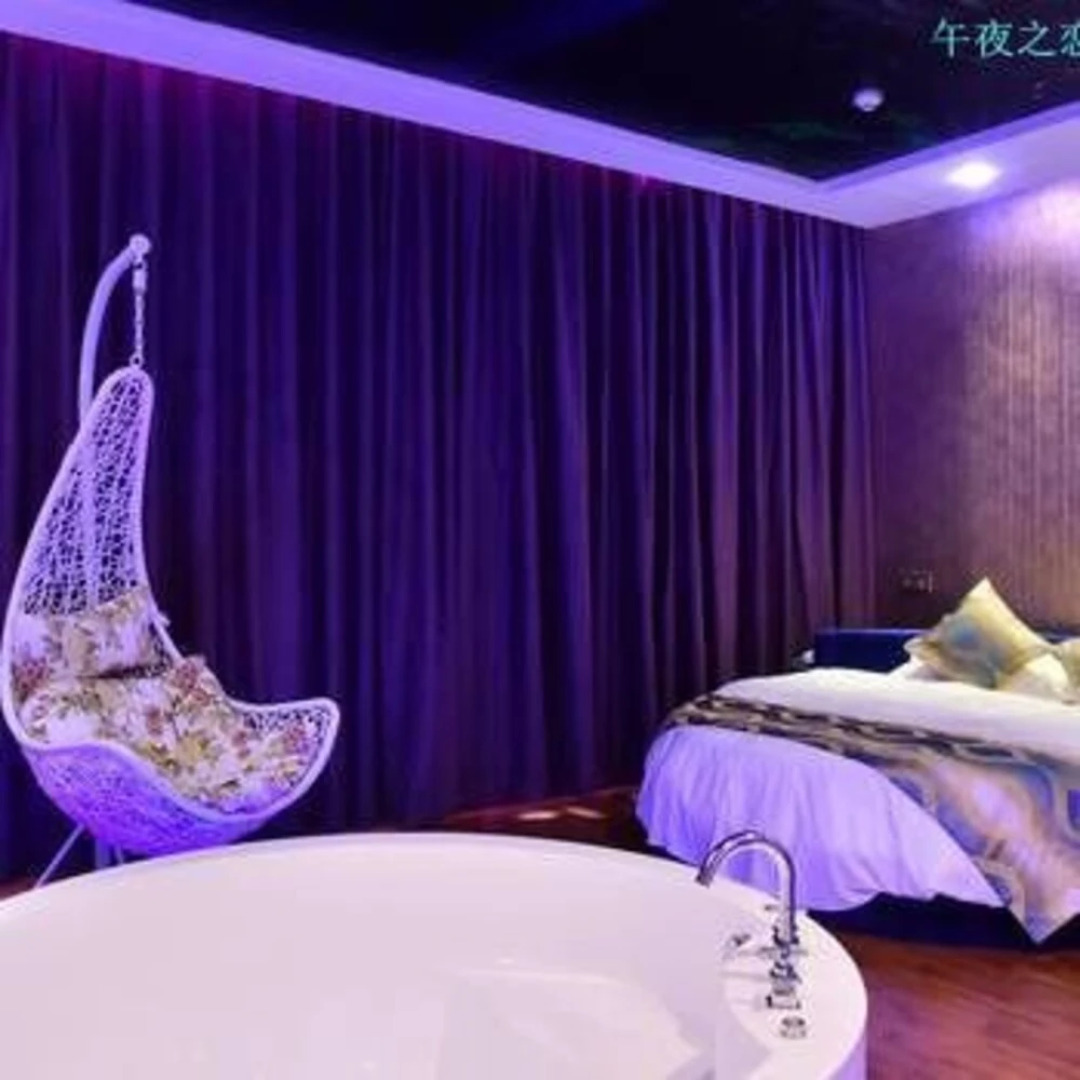 Romantic Coast Theme Hotel (Zhuhai Jiuzhou Port Wharf Haibin Yuchang)