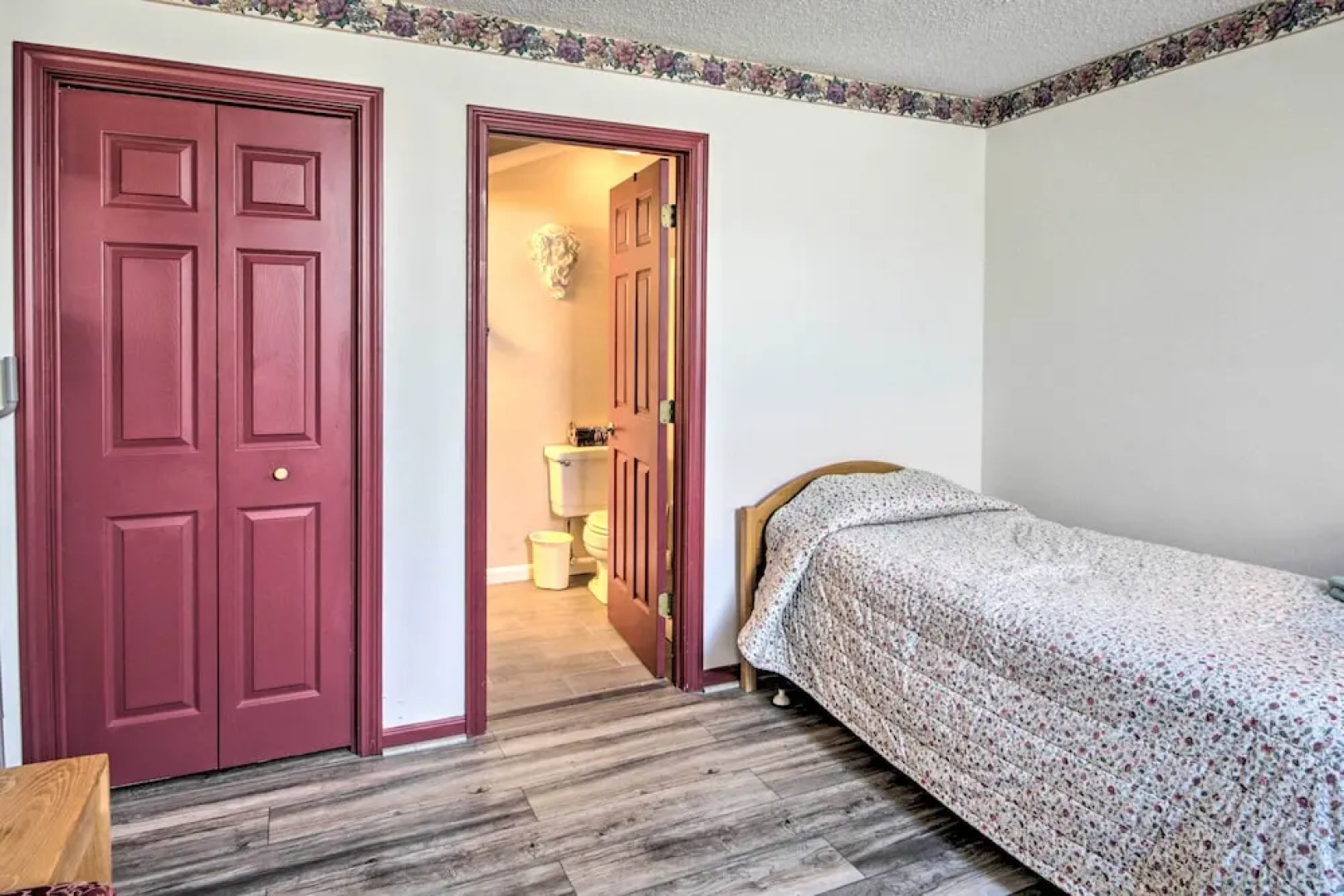 Resort Condo w/ Lake + Pool ~ 5 Mi to Flume Gorge!