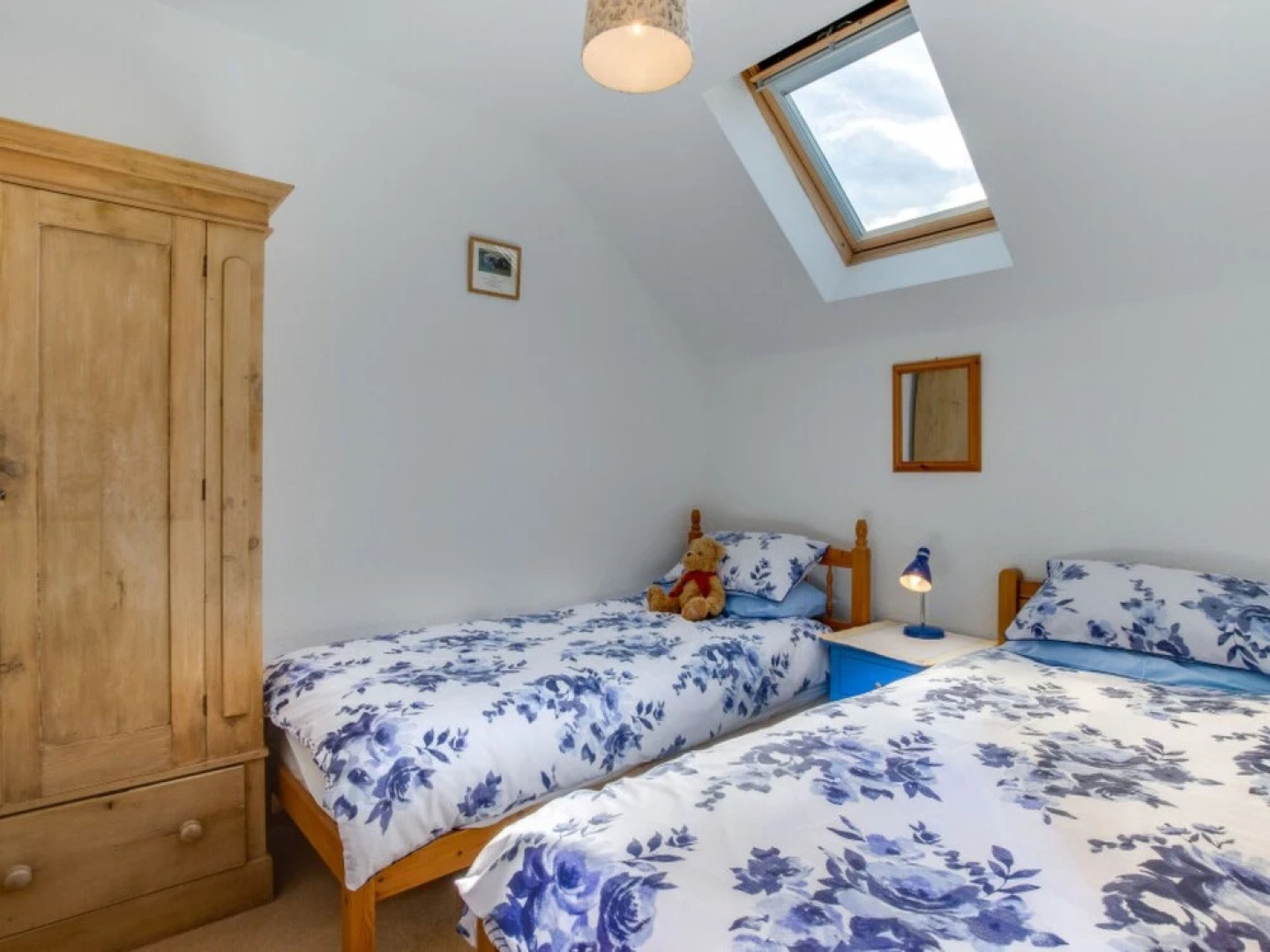 Dau Draeth Dinas Cross