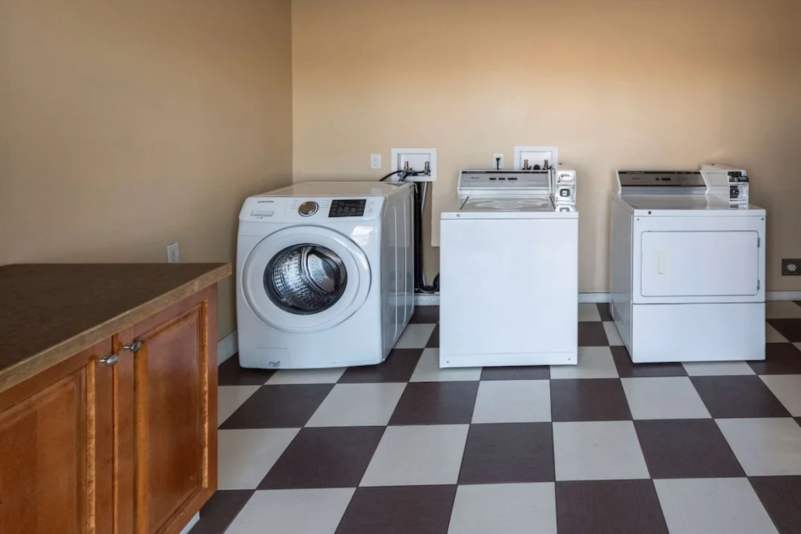 Econo Lodge Inn & Suites