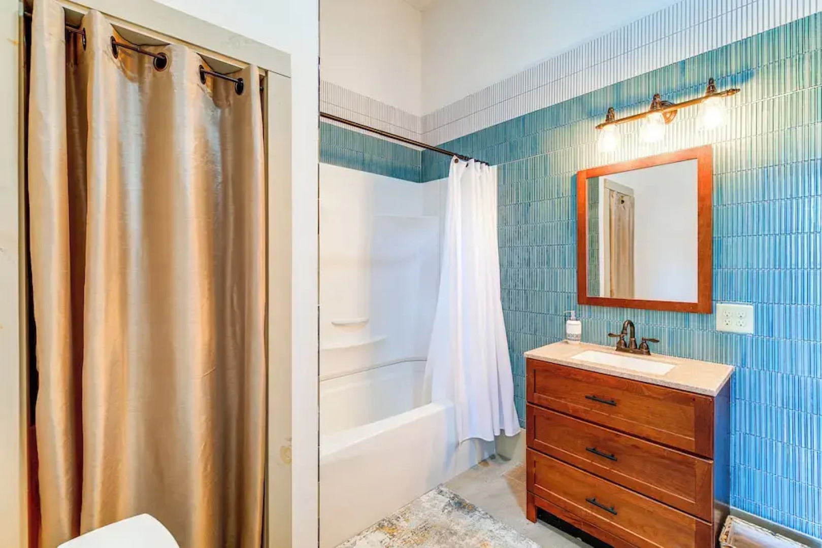 Walkable Wytheville Loft on Main Street!