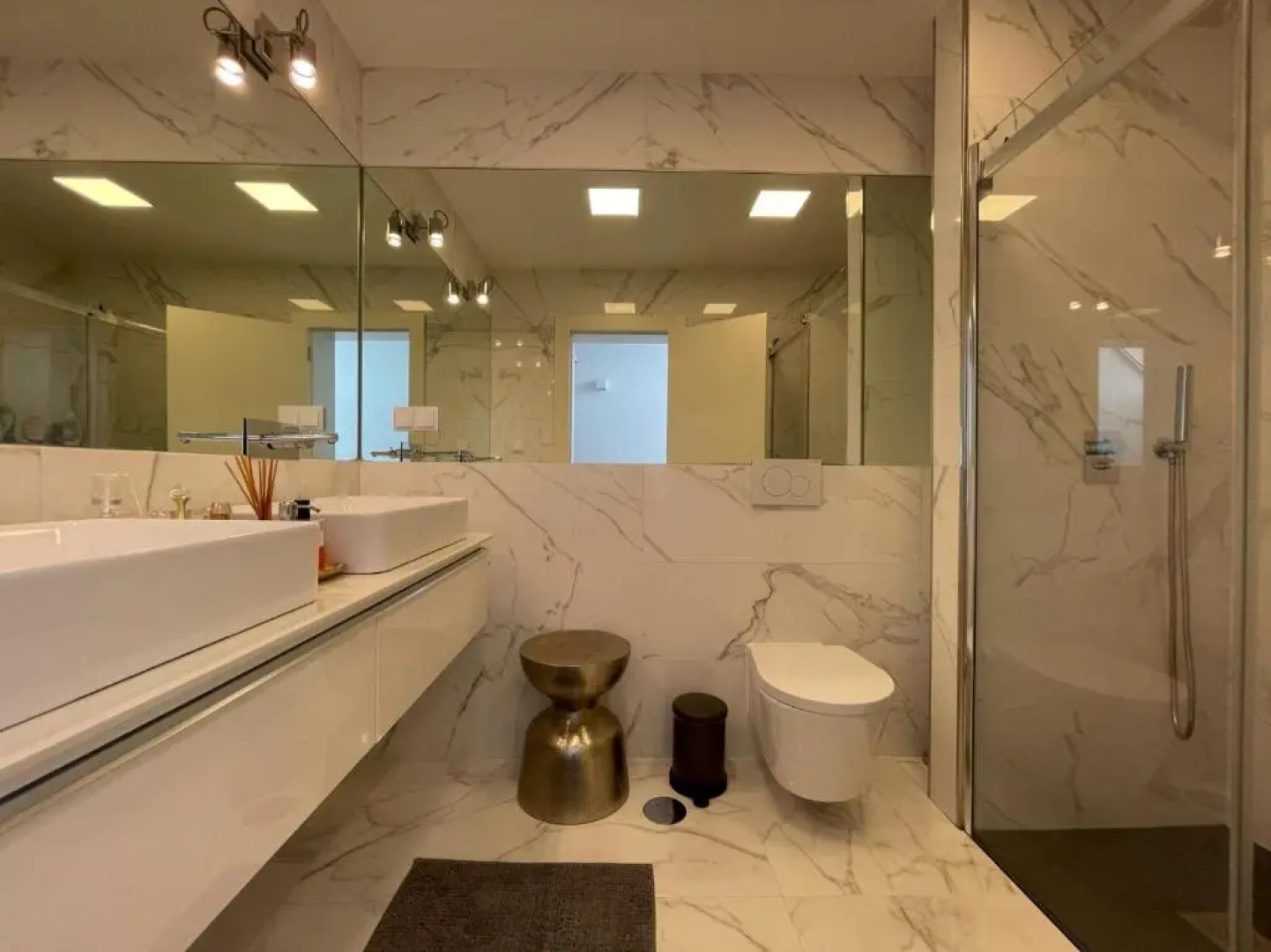 Beautiful Penthouse Apartment With Terrace - 4 Minute Walk to the Beach