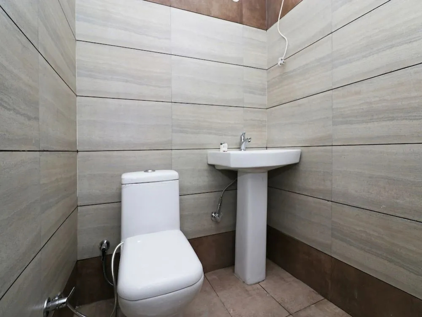 Oyo 28246 Rohtak Residency