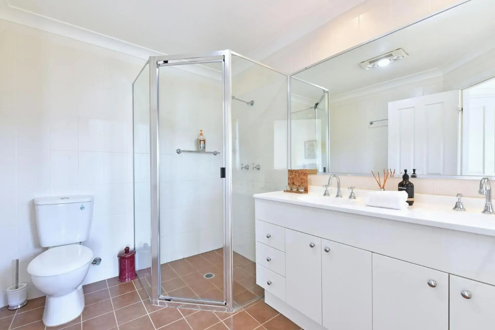 Noble Willow Estate Lovedale. Super Spacious, with views and pool