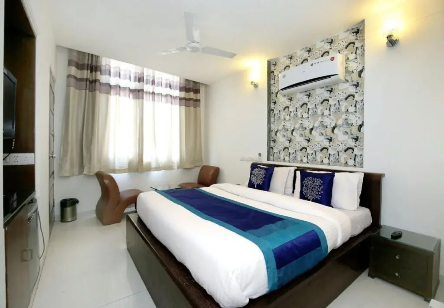 OYO 1496 Hotel Sky 5