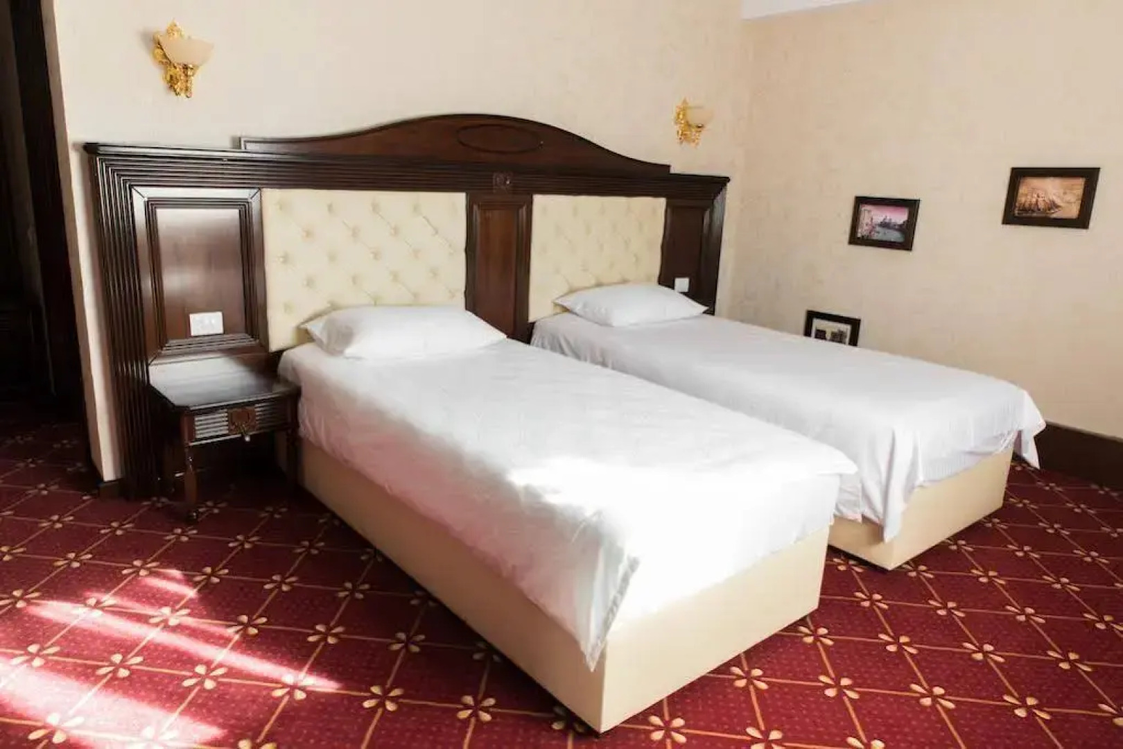 Pensiunea La Plopii Fara Sot