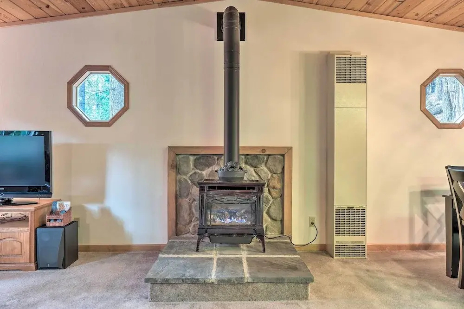 4 Mi to Big Tree State Park: Serene Cabin w/ Deck