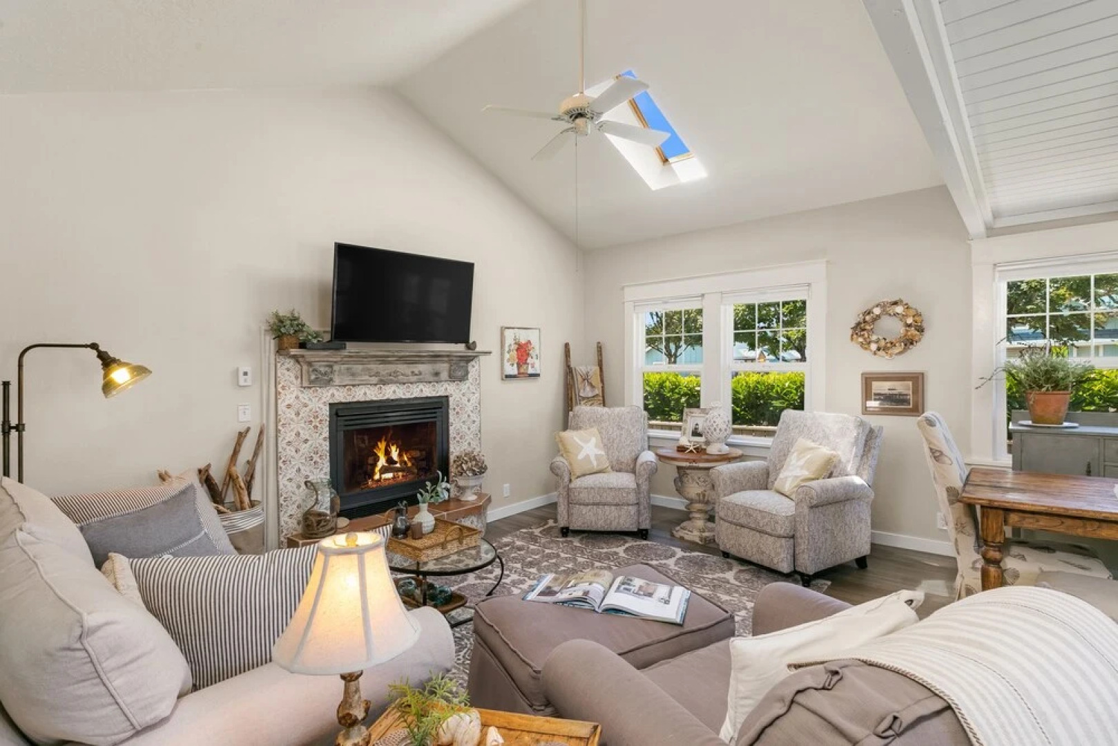 Red Door Cottage by Avantstay Cute Cottage w/ Ocean Views 1 Block From Beach!