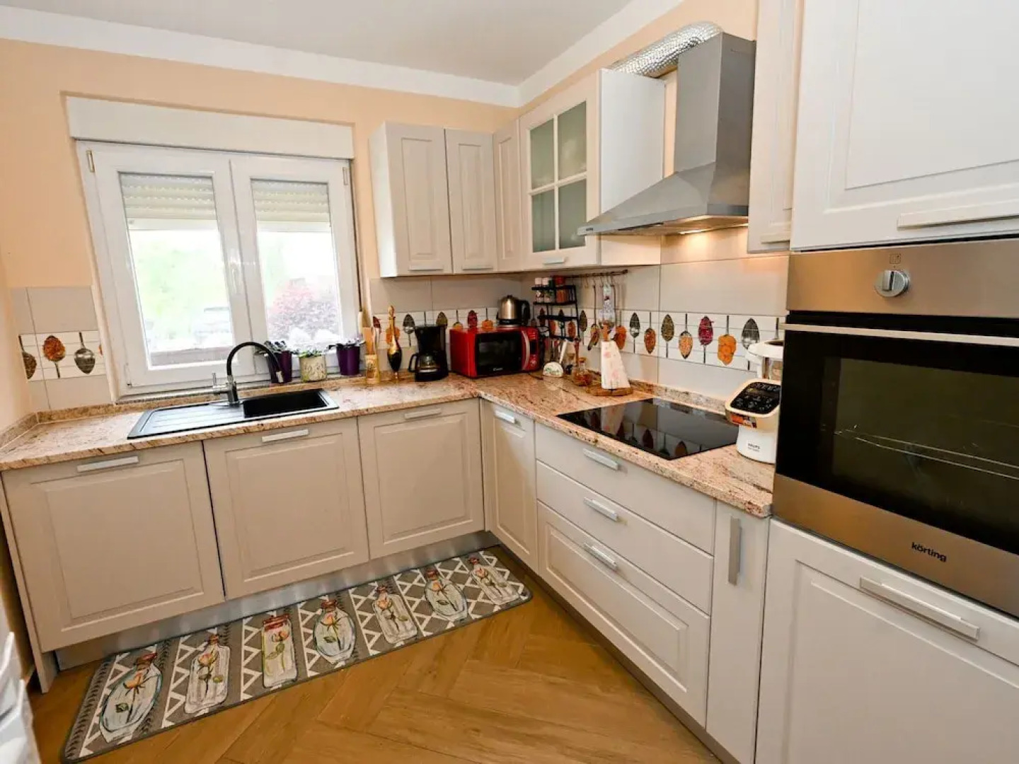 Home With Swimming Pool & Outdoor Kitchen