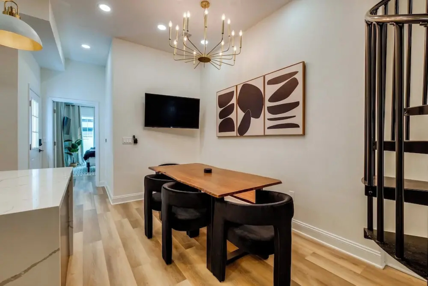 1 Mi to Dtwn: Hot Tub Haven in Richmond!