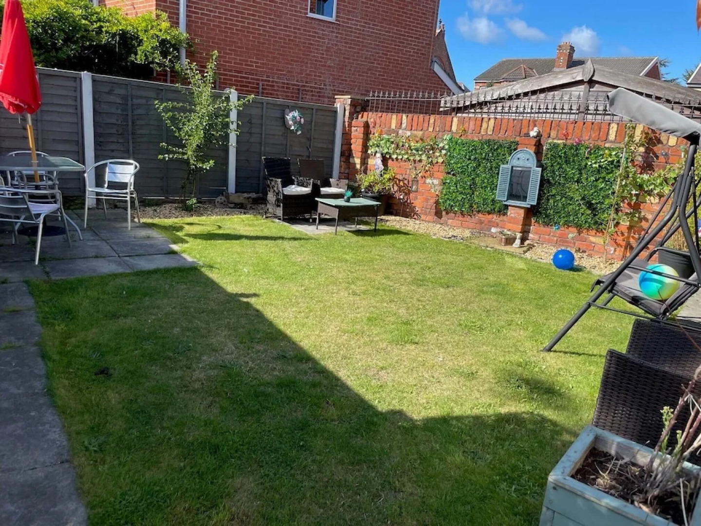 2br-sleeps5-privategarden-freeparking-pets