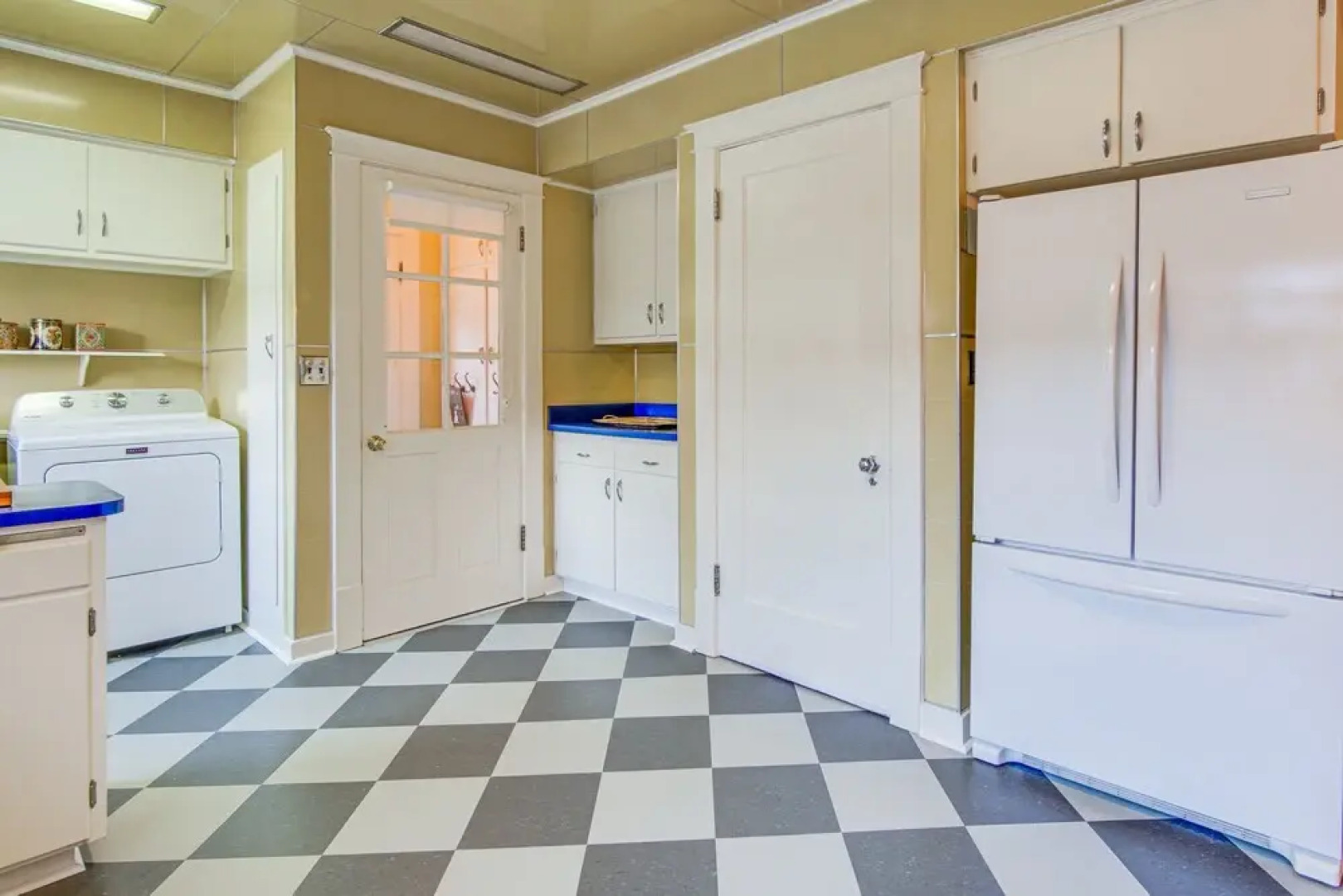 Charming & Spacious Olean Home w/ 2 Fireplaces