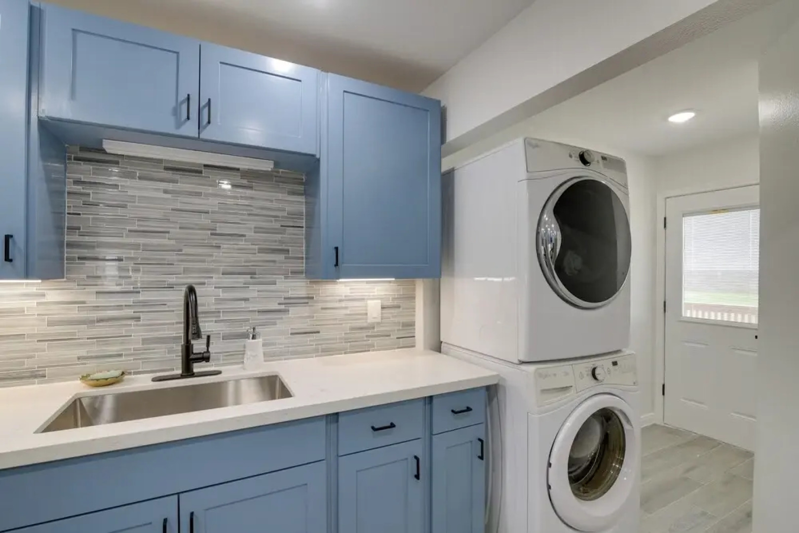 9 Mi to Crystal Beach: Pet-friendly Apt w/ Balcony