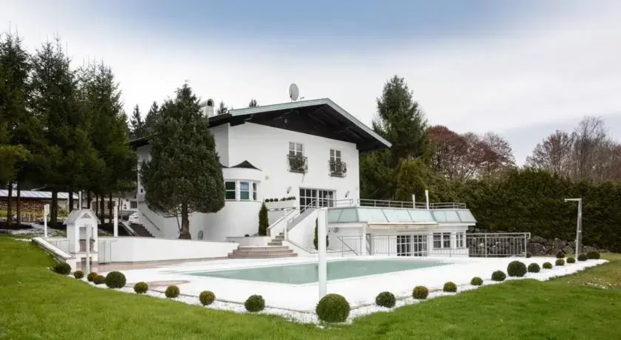 Jacks Lake & Mountain (JLM) Hostel