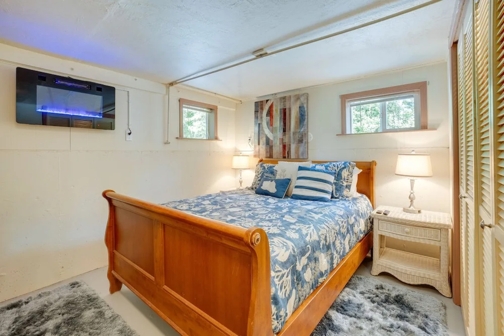 Waterfront Coos Bay Retreat w/ Kayaks!