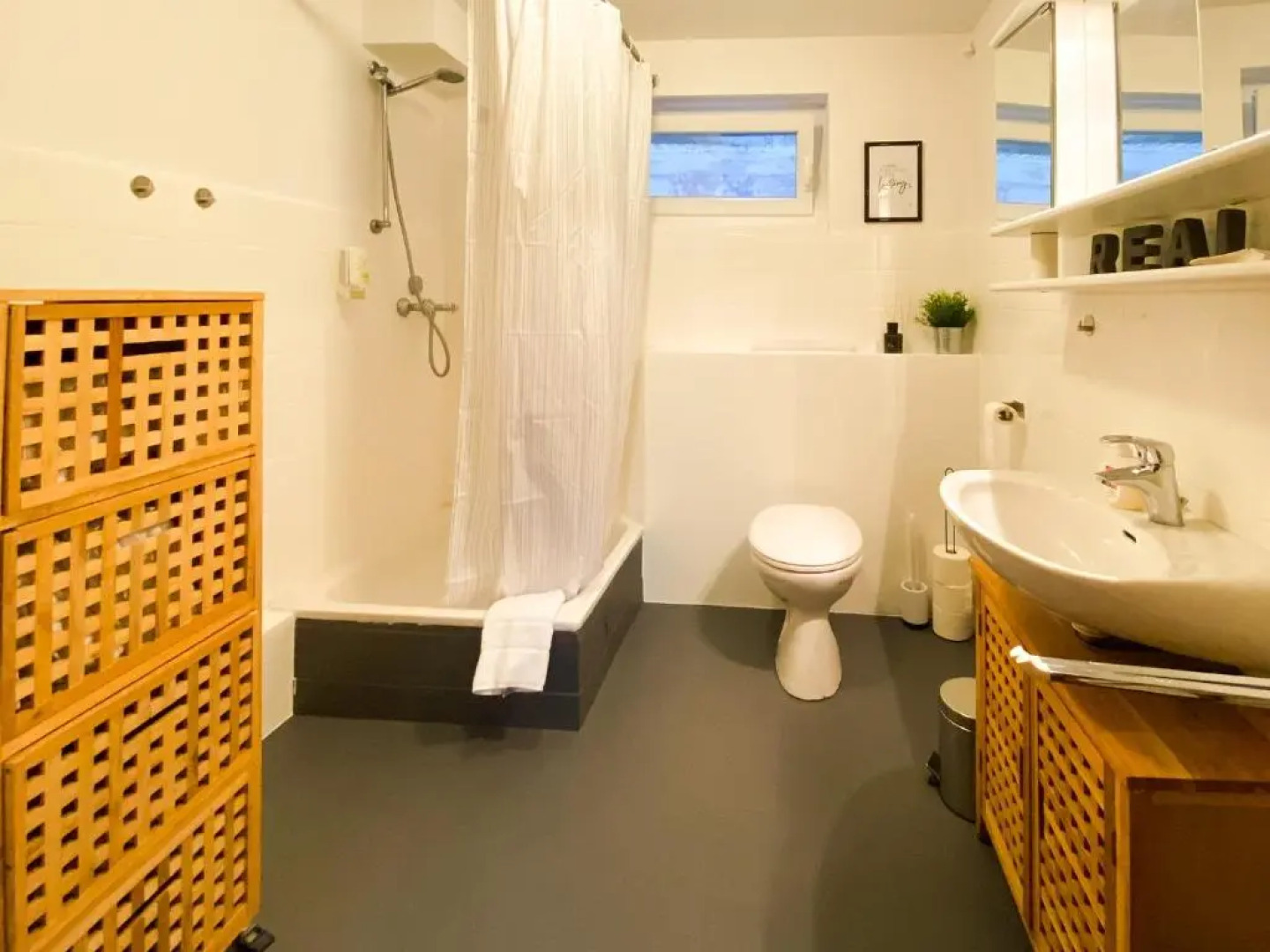 modern Room with Netflix in Porta Westfalica