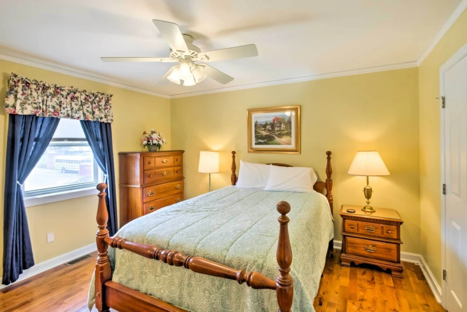 Damascus Apt w/ Views, Walk to Shops + Parks!