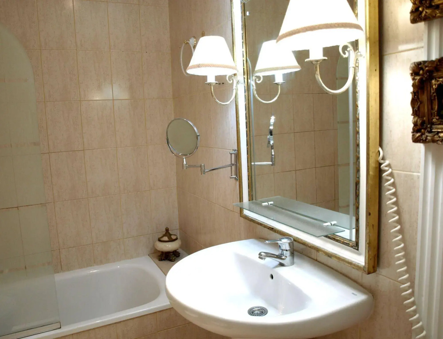 Flatguest Flat with Art