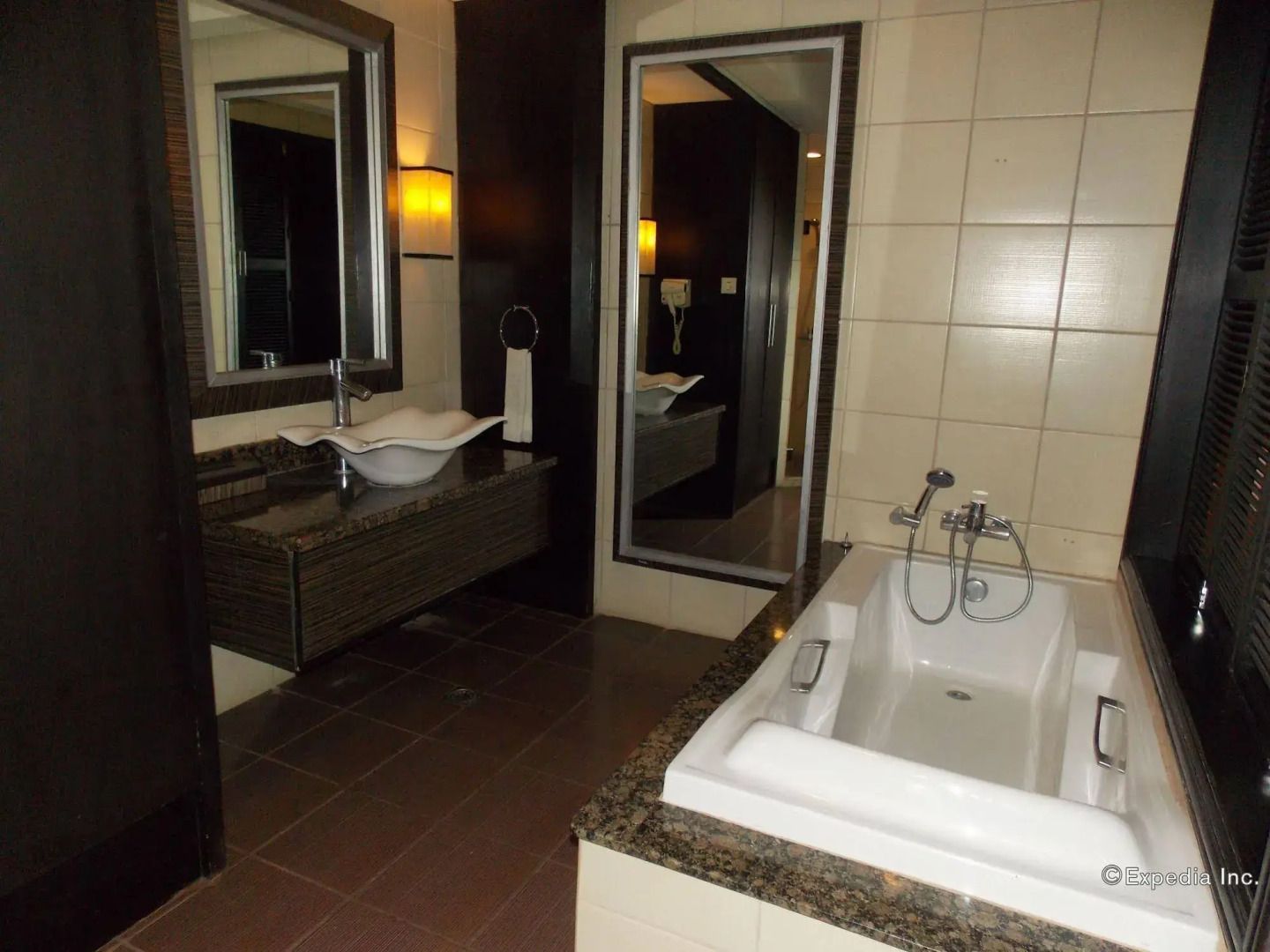 Planta Centro Bacolod Hotel & Residences