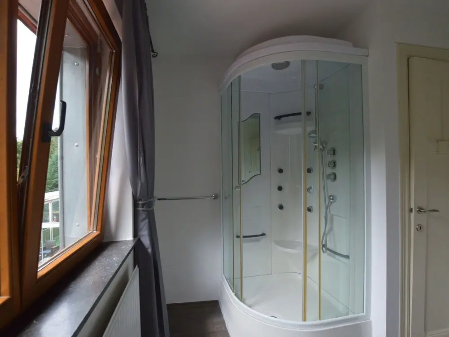 Fantastic House Lake Front, Pedalo Boats, Close to Spa