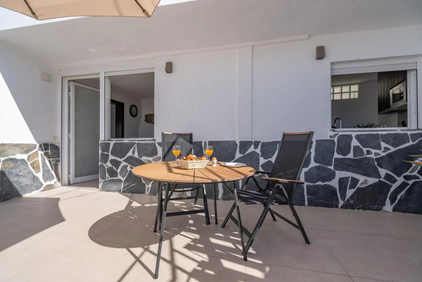 Spectacular Cave with two large terraces (70m2) by the sea