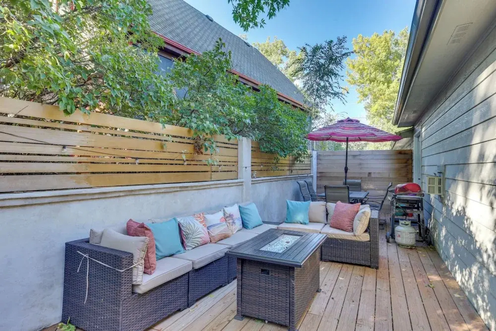 Near Red Rocks: Golden Getaway w/ Deck!